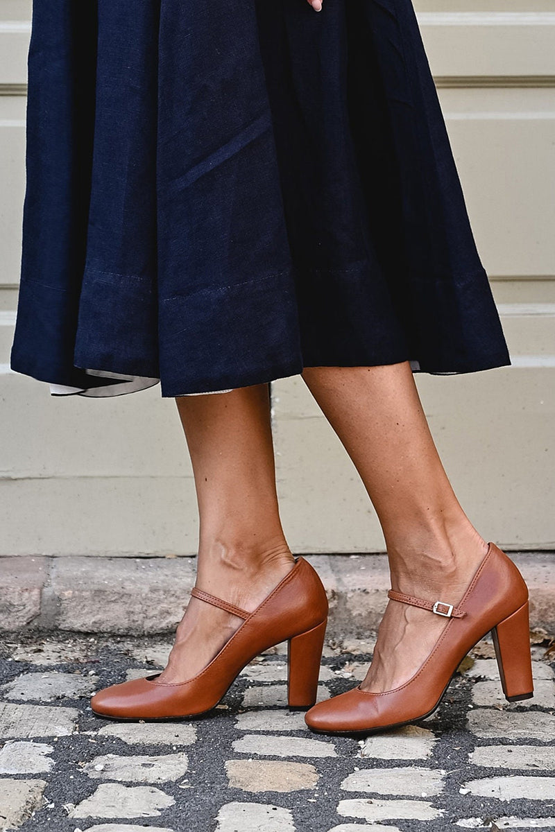 Hannah - Elegant sandals with straps and compact heels, perfect for any occasion