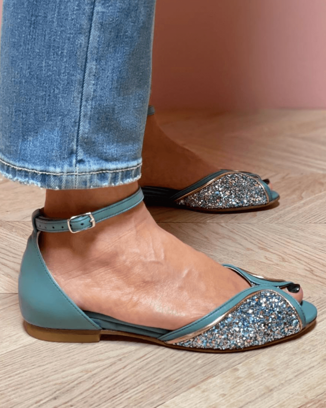 Laelia - Elegant Glitter Low Sandals Perfect for Any Occasion