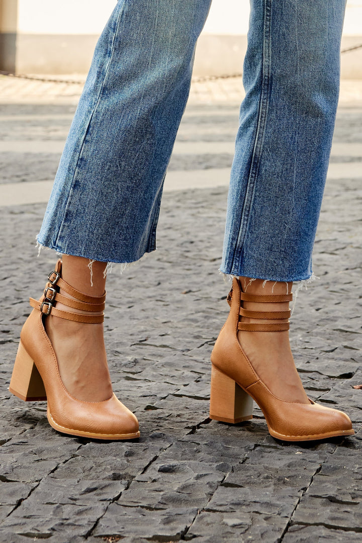Matilda - Elegant smooth sandals with ankle straps and thick heels for a sophisticated look