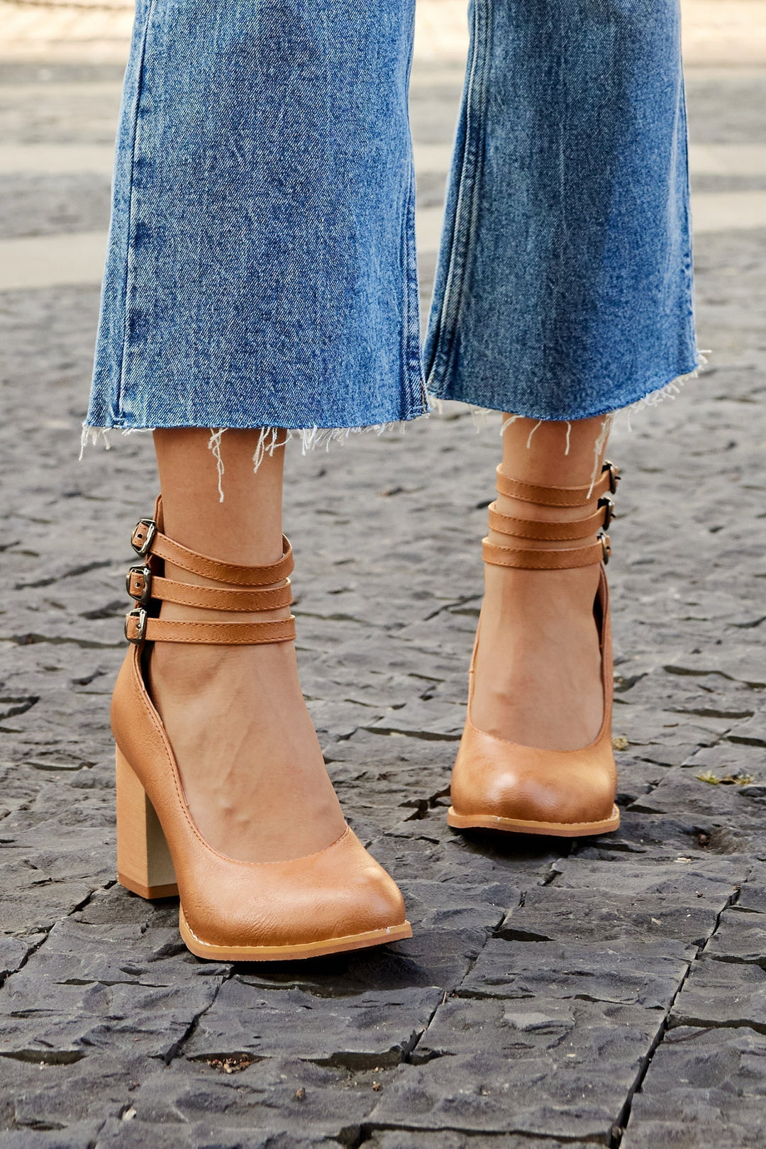 Matilda - Elegant smooth sandals with ankle straps and thick heels for a sophisticated look