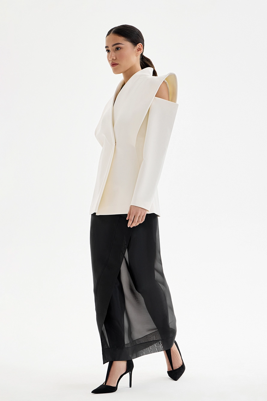 Taya - Sculptural shoulder blazer