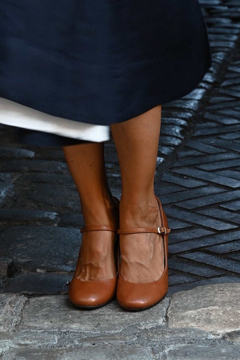 Hannah - Elegant sandals with straps and compact heels, perfect for any occasion