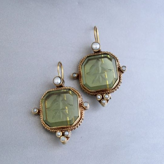 Thavellea - A WHISPER OF BEAUTY EARRINGS